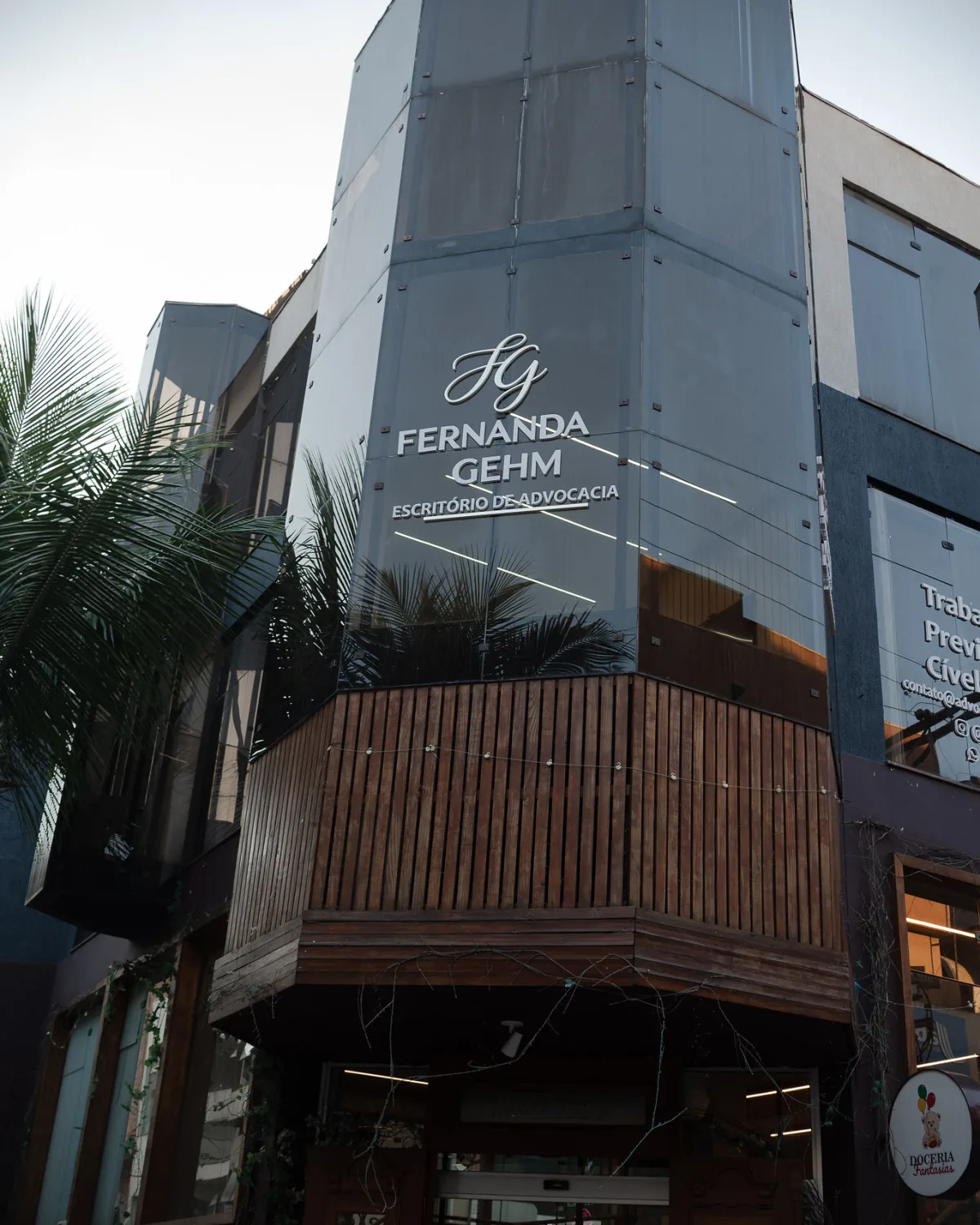 Fachada do prédio do escritório em Alphaville, com o logotipo Fernanda Gehm
